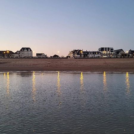 Studio Avec Terrasse, Parking Prive Et Acces Direct A La Plage - Fr-1-465-86 Merville-Franceville-Plage Exteriör bild